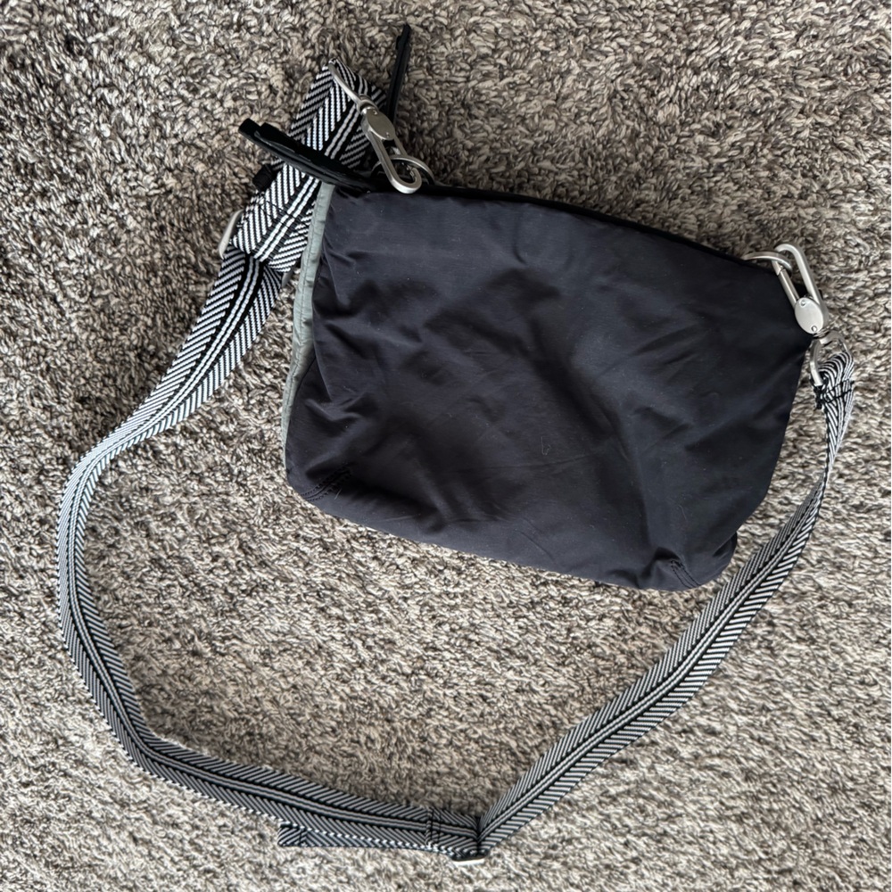 Lululemon Hip To Be Free Bag - Rare Sage Green and Black! - Picture 6 of 9